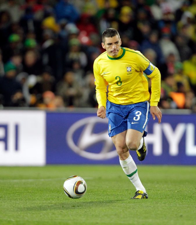 El brasileño Lucio durante el partido del Grupo G de la Copa Mundial entre Brasil y Corea del Norte en el Estadio Ellis Park de Johannesburgo, Sudáfrica, el martes 15 de junio de 2010. (Foto AP/Frank Augstein)