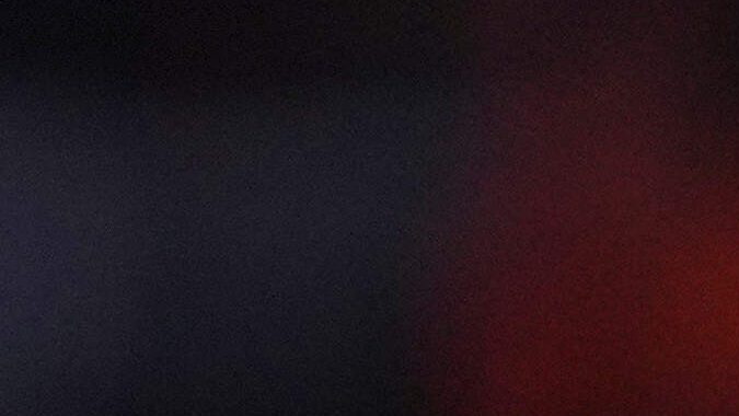 Kylian Mbappé tirando en el césped.