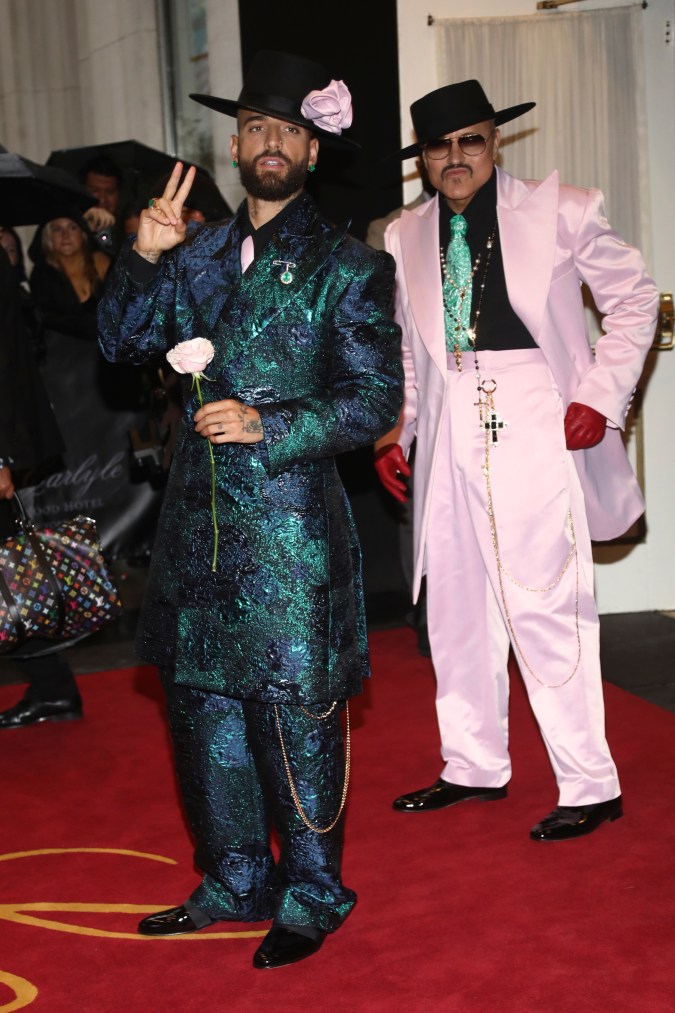 Maluma junto al diseñador de raíces mexicanas Willy Chavarría.