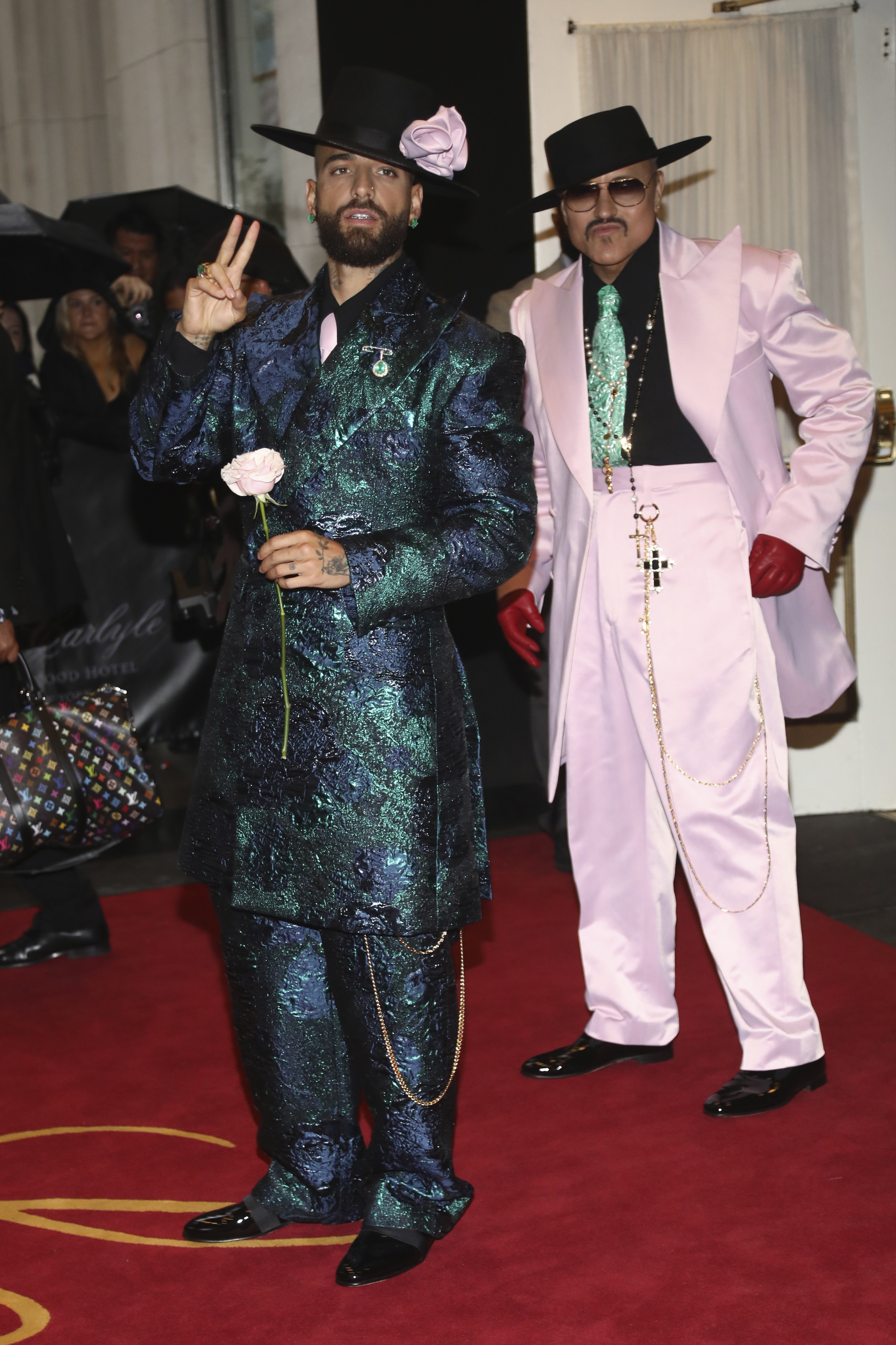 Maluma junto al diseñador de raíces mexicanas Willy Chavarría.