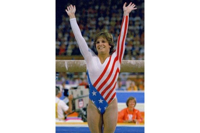Mary Lou Retton reacciona a los aplausos tras su actuación en los Juegos Olímpicos de Verano en Los Ángeles el 3 de agosto de 1984. (Foto AP/Suzanne Vlamis, Archivo)