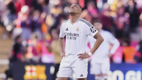 Kylian Mbappé se lamenta tras nueva derrota ante el FC Barcelona.