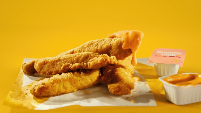 Las McCrispy Strips son ideales para mojar en la nueva salsa de chile.