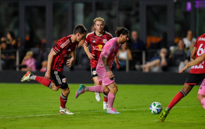 El delantero del Inter de Miami, Lionel Messi (tercero desde la izquierda), dribla el balón ante los defensores de los New York Red Bulls durante la segunda mitad de un partido de la MLS el sábado 3 de mayo de 2025 en Fort Lauderdale, Florida. (Foto AP/Michael Laughlin)