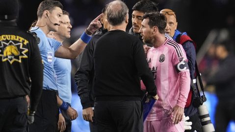 Messi discutiendo con el árbitro.