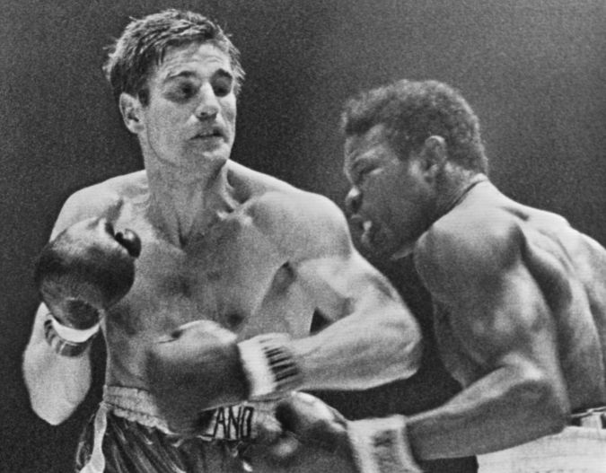 El boxeador italiano Nino Benvenuti (izquierda) remata con un zurdazo al estadounidense Emile Griffith durante su combate por el Campeonato de Peso Medio en el Madison Square Garden de Nueva York, el 4 de marzo de 1968. Benvenuti retuvo el título por decisión por puntos. (Foto AP)