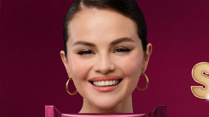 Selena Gomez con las galletas OREO de edición limitada de Selena Gomez.