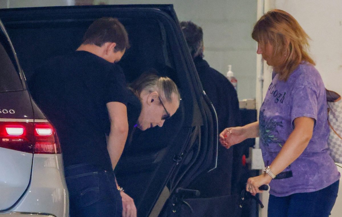 Ozzy Osbourne sigue sin poder caminar y lo trasladan en silla de ruedas