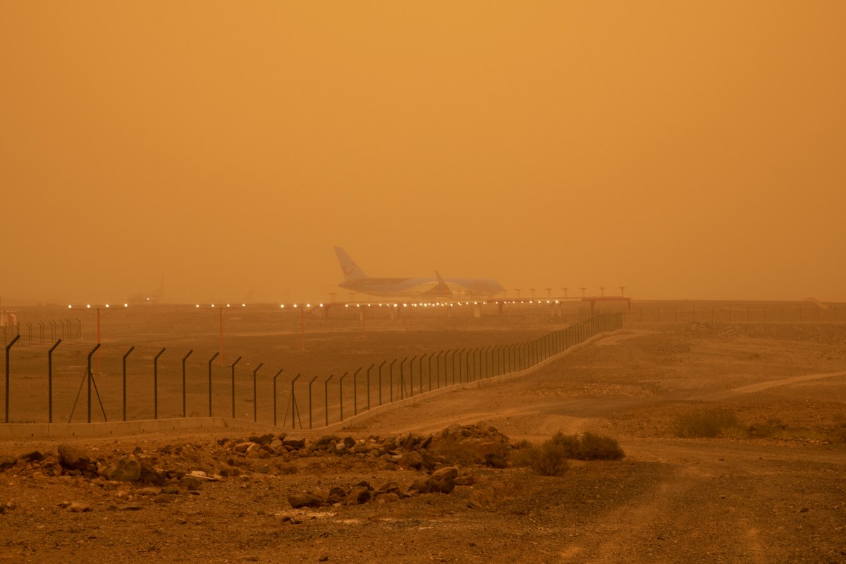 Pasajeros viven momentos de terror en vuelo de Pakistán por una tormenta de arena