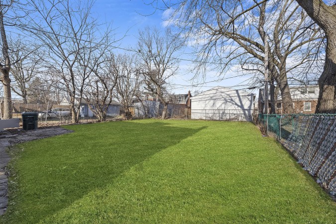 La propiedad incluye un amplio patio trasero.