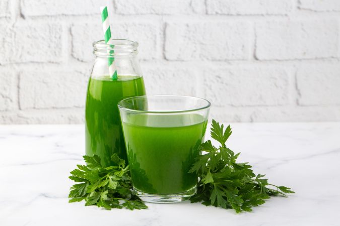 El perejil es un ingrediente en jugos depurativos por su poder antioxidante y diurético.