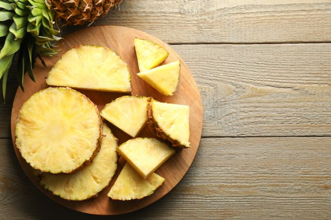 La piña es una fruta tropical aliada en la pérdida de peso por sus enzimas digestivas.