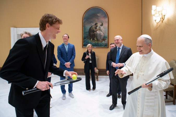 El italiano Jannik Sinner (izquierda) comparte un momento de alegría con el papa León XIV durante su encuentro en el Vaticano, el miércoles 14 de mayo de 2025. (Vatican Media vía AP)