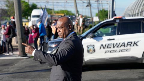 El alcalde de Newark (NJ), Ras Baraka, en protesta pro inmigrantes el 7 de mayo de 2025.