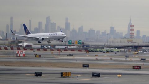 United Airlines sirve a aproximadamente 63% de los pasajeros en el aeropuerto Newark.