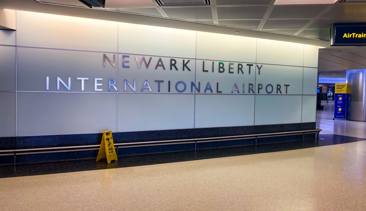 Retrasos y cancelaciones en el aeropuerto de Newark empeoran con la llegada del verano