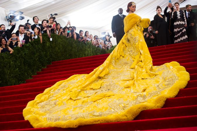El vestido de Rihanna se bordó a mano.