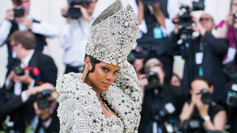 Rihanna lució uno de los looks más icónicos de la MET Gala en 2018.