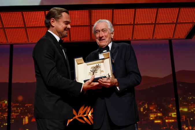 Leonardo Di Caprio entrega la Palma de Oro Honorífica a Robert de Niro en el Festival de Cannes.