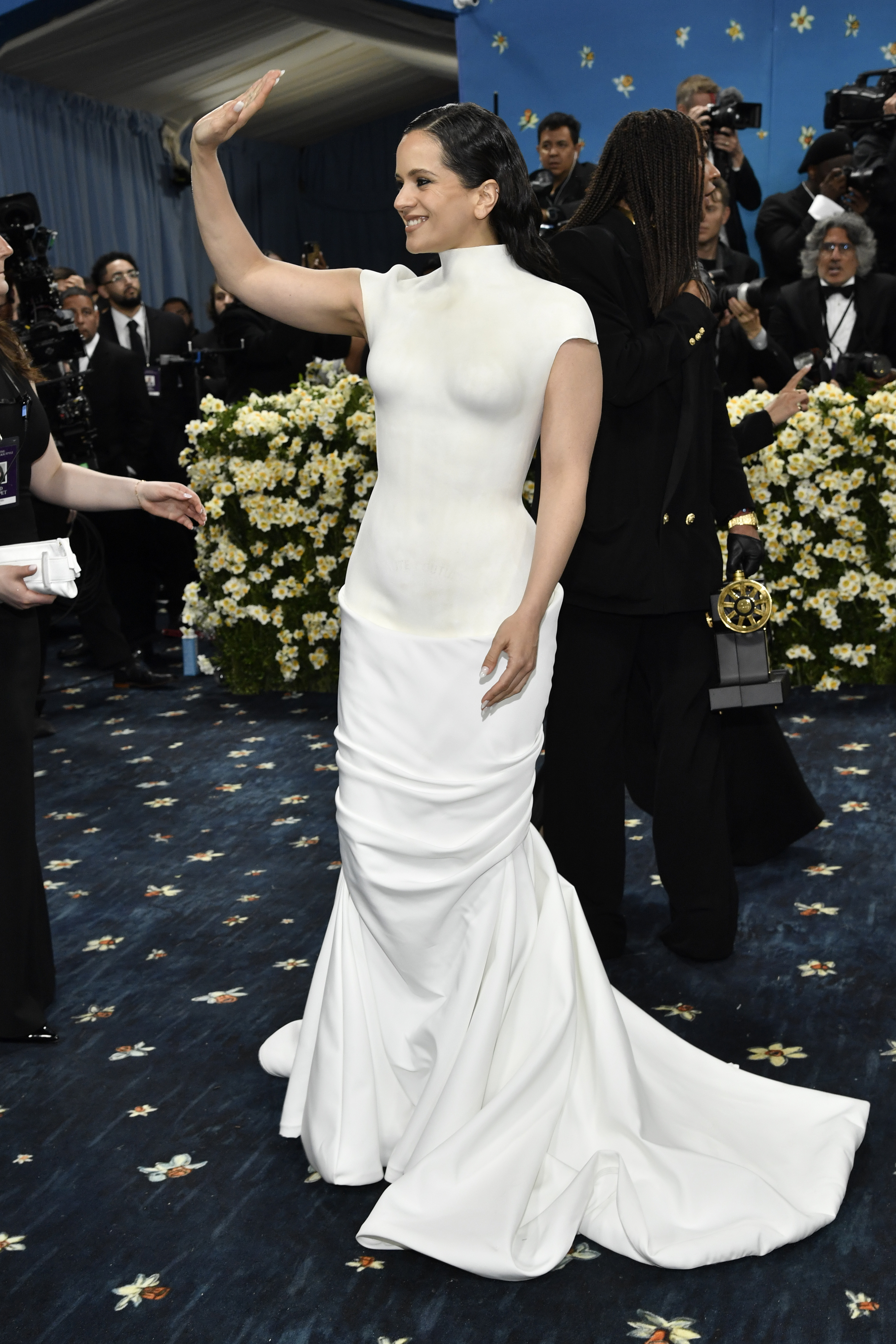 Rosalía en la MET Gala 2025 luciendo un diseño de Balmain.