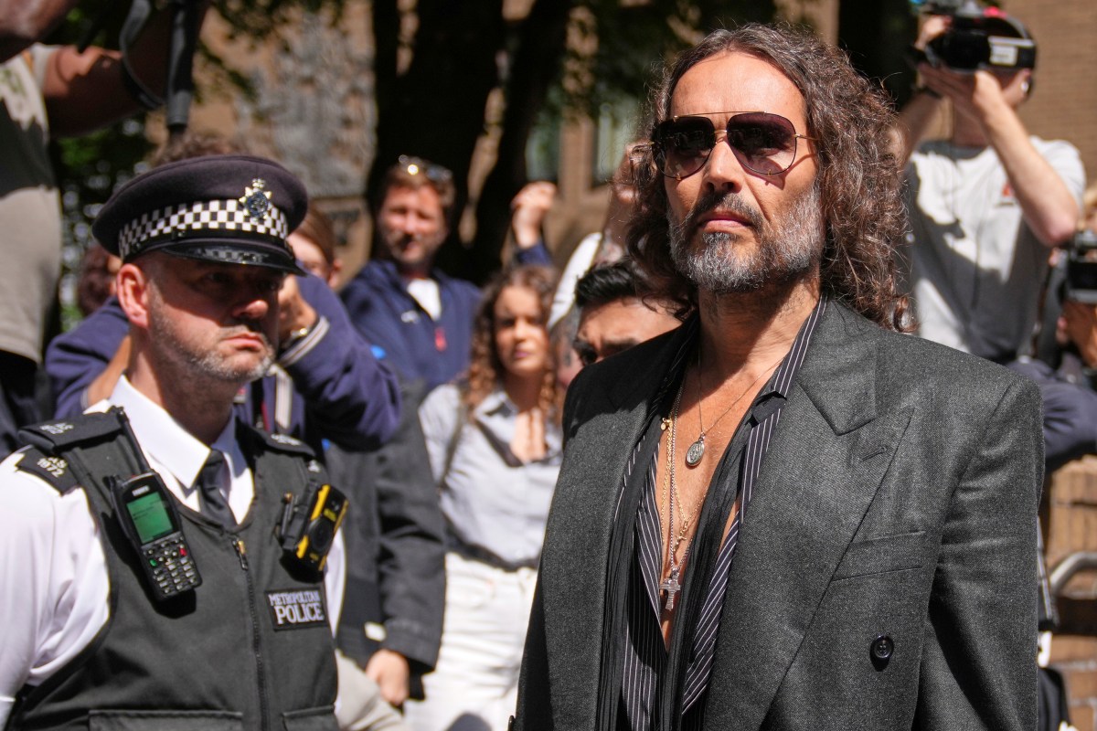 Russell Brand se declara inocente de cargos de violación y agresión sexual