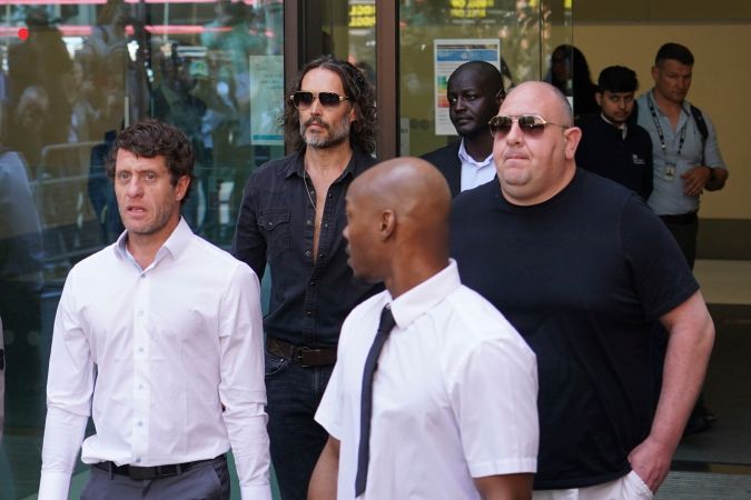 Russell Brand llegó al Tribunal de la Corona de Southwark.