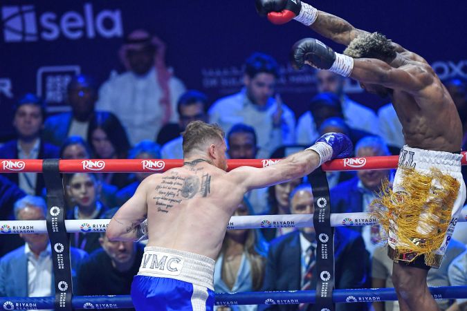 Canelo Álvarez, a la izquierda, pelea con William Scull durante el Campeonato Mundial de Boxeo de peso supermediano en el ANB Arena en Riad, Arabia Saudita, el domingo 4 de mayo de 2025. (Foto AP)