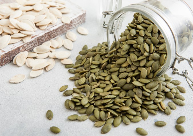 Las semillas de calabaza es otro ingrediente que aporta nutrientes a esta receta.