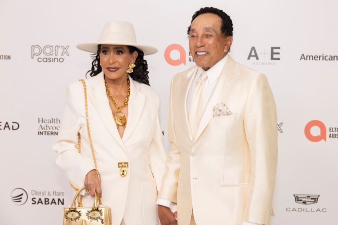 Smokey Robinson y su esposa Frances Robinson fueron demandados por cuatro exempleadas de su hogar.