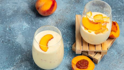 Aprende a preparar un delicioso batido de durazno y yogur, para aprovechar sus beneficios nutricionales.