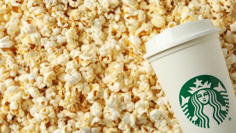 Café y palomitas de maíz es una de las combinaciones recomendadas por Starbucks.