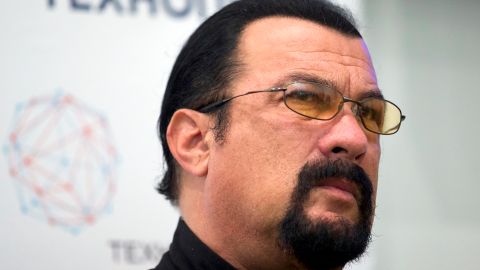 Steven Seagal vendió esta casa en 1995 por $3.8 millones de dólares.