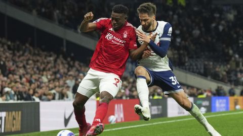 Taiwo Awoniyi (i) disputa un balón Rodrigo Bentancur en un partido entre el Nottingham Forest y el Tottenham.