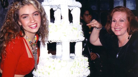 Thalía y su mamá en 1991.