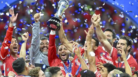 Toluca alzando trofeo de campeón.