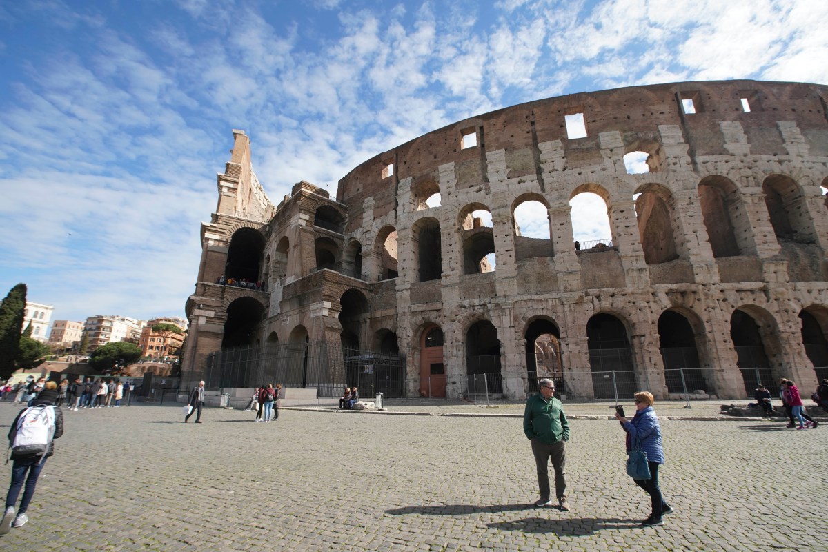 Turista estadounidense queda clavado en reja de Coliseo de Roma buscando tener "una mejor vista"