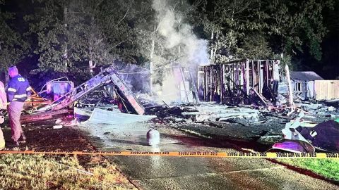 La causa de la explosión no ha sido confirmada todavía, mientras las averiguaciones continúan.