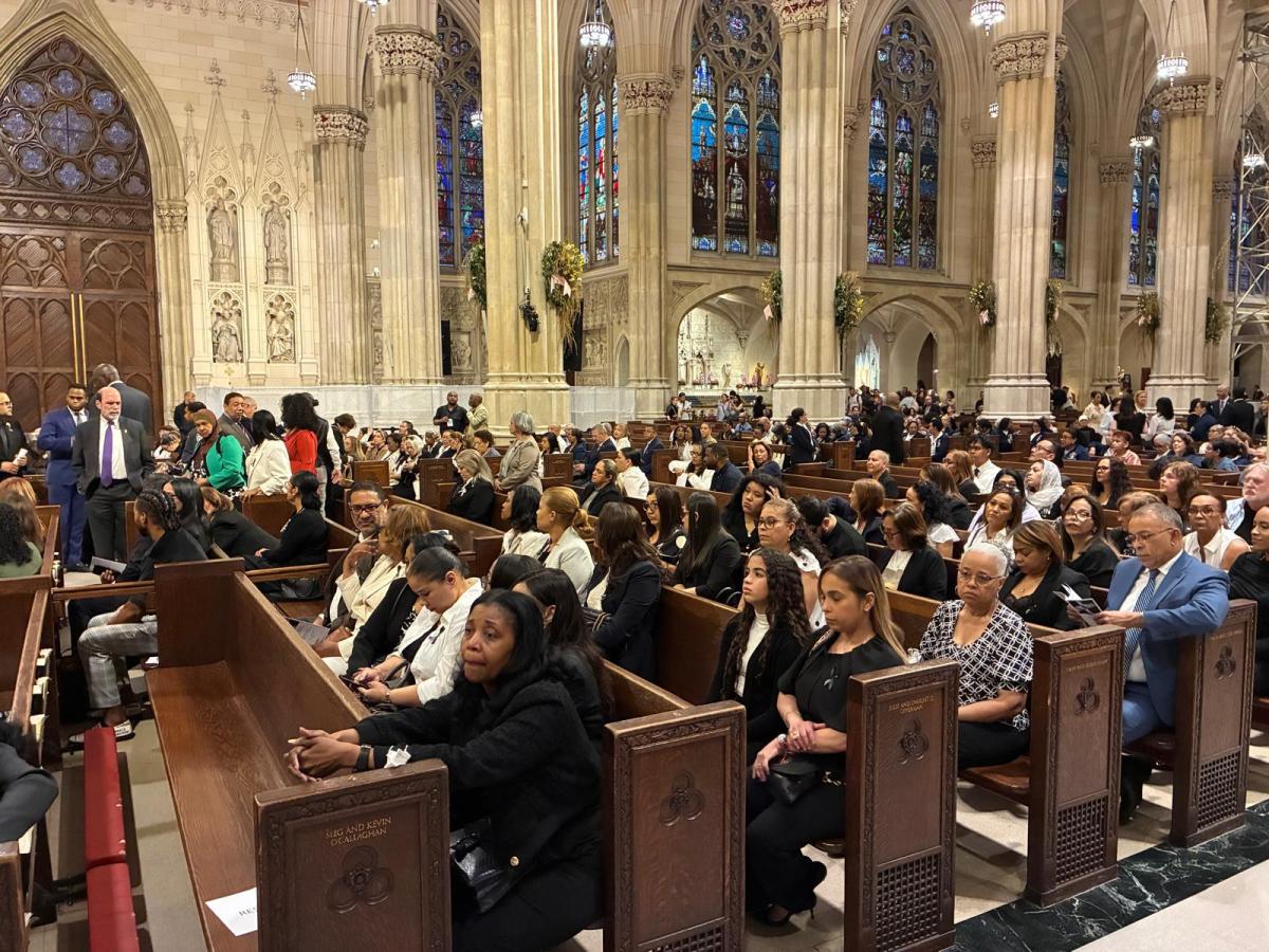 Diáspora dominicana se congrega en la Iglesia San Patricio para recordar a víctimas de tragedia en discoteca
