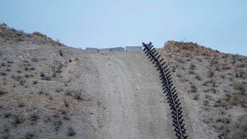 Fotografía fechada el 8 de mayo de 2025 de barricadas que dividen el suroeste de EE.UU. con México, en El Paso, Texas (EE.UU.).
