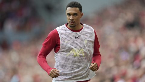 Trent Alexander-Arnold durante un calentamiento con el Liverpool.