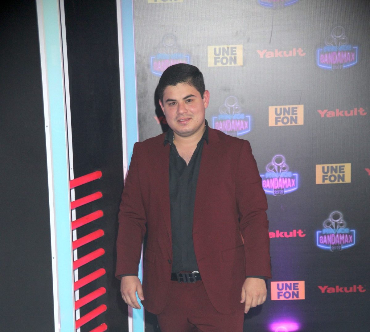 Alfredo Olivas sufre caída en show al correr como Naruto