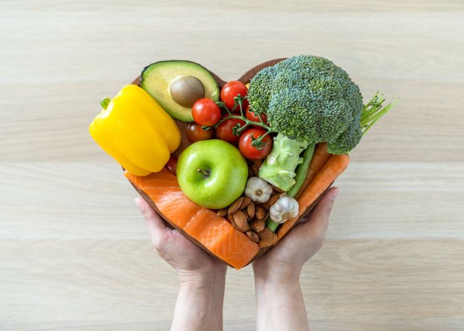 Expertos recomiendan incluir a la dieta cinco alimentos que ayudan a limpiar las arterías.