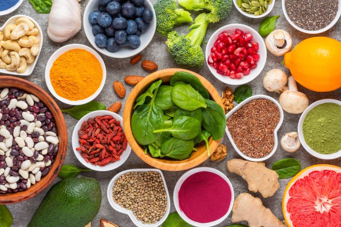 Incorpora porciones de alimentos que ayudan a construir la masa muscular a tu alimentación.