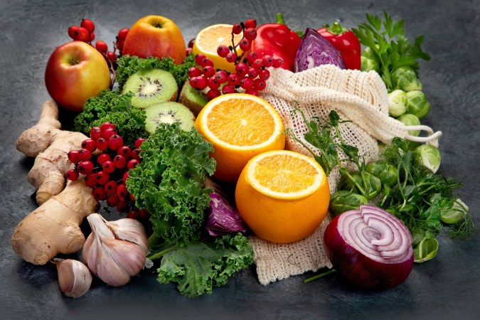 Los alimentos ricos en vitamina C, ayudan a potenciar los efectos de los antioxidantes claves para la reparación celular.