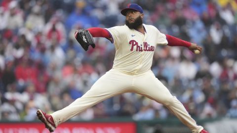 José Alvarado durante un juego de pelota entre los Philadelphia Phillies y los St. Louis Cardinals.