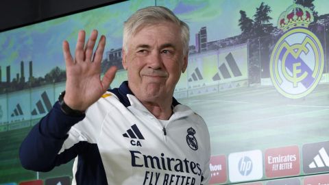 El entrenador italiano Carlo Ancelotti se despide tras la rueda de prensa celebrada este viernes a la conclusión de su último entrenamiento en la ciudad deportiva de Valdebebas como técnico del Real Madrid.