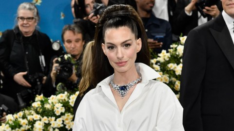 La apariencia de Anne Hathaway en la MET Gala generó debate en redes sociales.