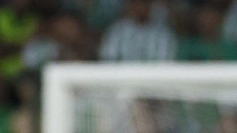 El delantero del Betis Antony dos Santos celebra tras marcar ante el Valencia.
