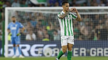 El delantero del Betis Antony dos Santos celebra tras marcar ante el Valencia.
