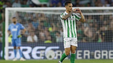 El delantero del Betis Antony dos Santos celebra tras marcar ante el Valencia.